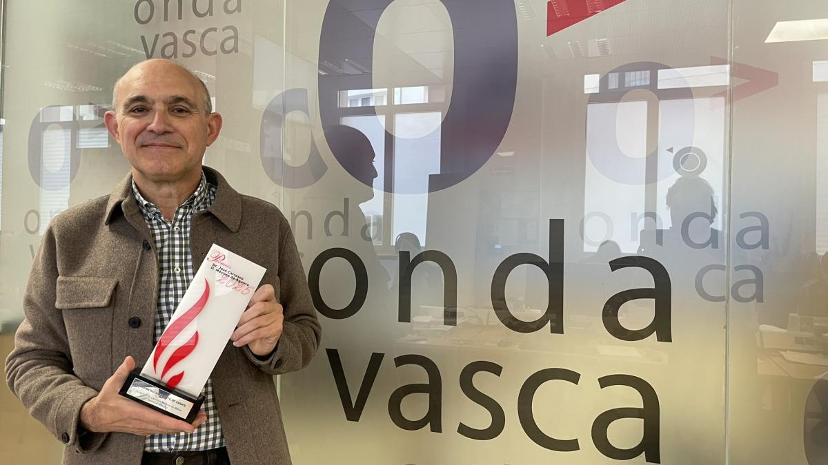 Juan del Arco con su premio en ONDA VASCA