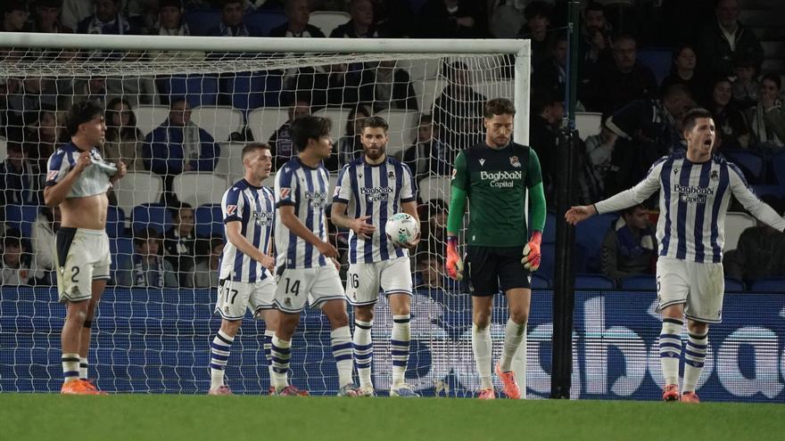 Jugadores de la Real tras encajar un gol esta temporada. RUBEN PLAZA