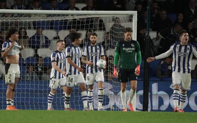 Jugadores de la Real tras encajar un gol esta temporada. RUBEN PLAZA