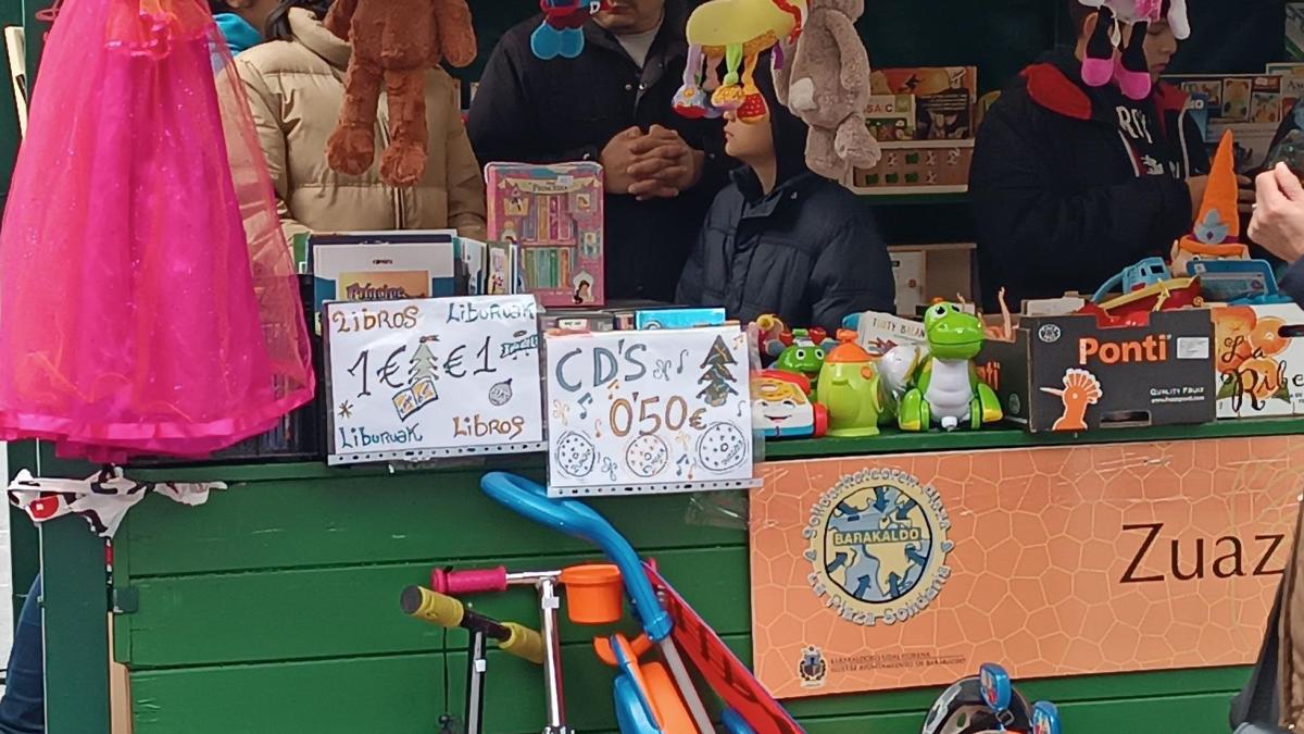 Los juguetes donados se pueden adquirir a precios simbólicos con fines solidarios | Miguel A. Pardo, Deia