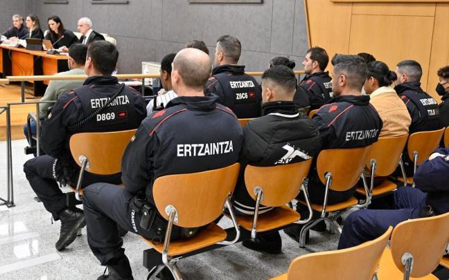 Los acusados por la brutal paliza acompañados por agentes de la Ertzaintza. | Oskar González, Deia Los acusados por la brutal paliza acompañados por agentes de la Ertzaintza. | Oskar González, Deia