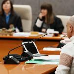 El hombre acusado de matar a su compañero de piso en 2021 (d), durante el juicio en la Audiencia de Bizkaia H.BILBAO