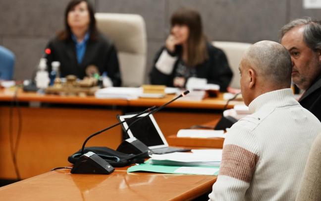 El hombre acusado de matar a su compañero de piso en 2021 (d), durante el juicio en la Audiencia de Bizkaia H.BILBAO