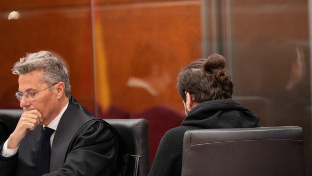 El acusado, Jaime Roca, de espalda en la primera sesión del juicio. EP.