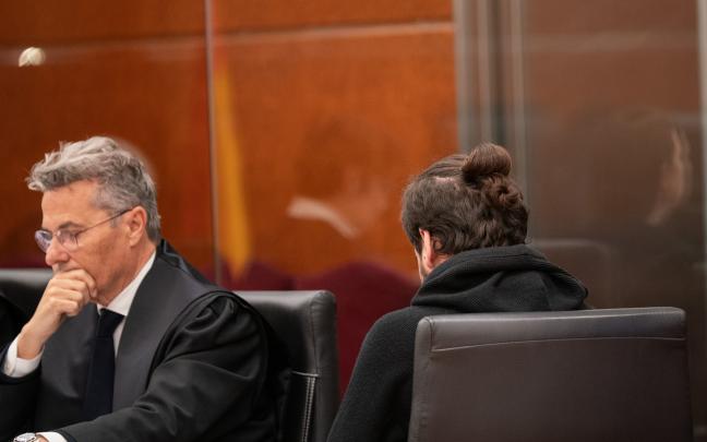 El acusado, Jaime Roca, de espalda en la primera sesión del juicio. EP.