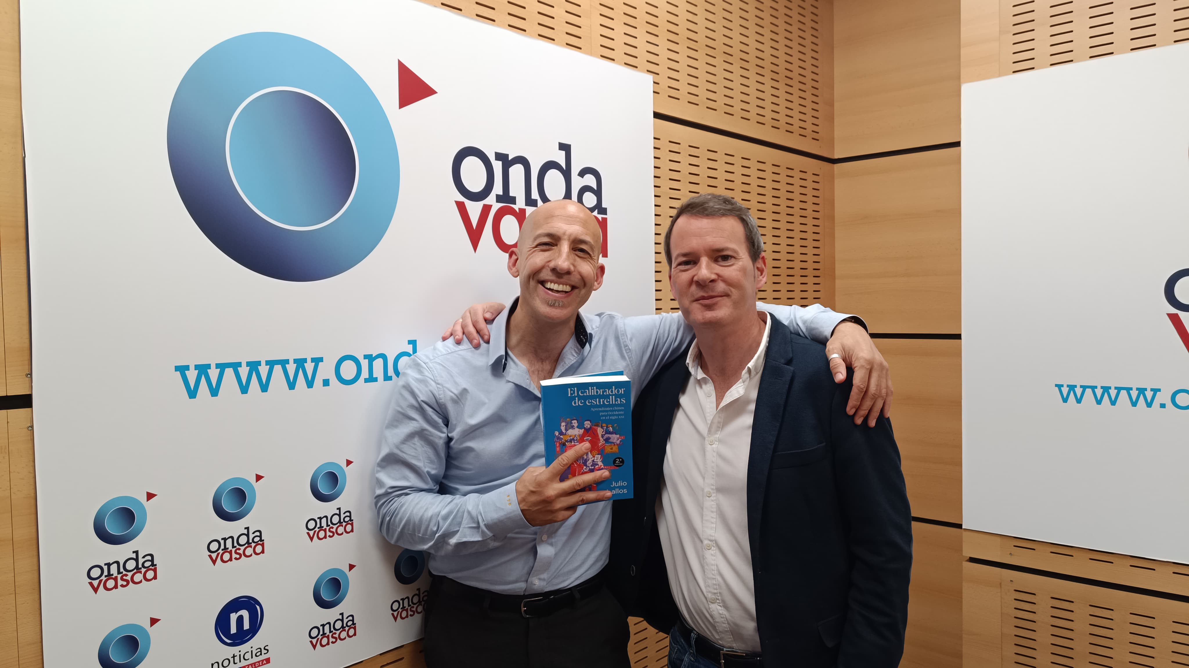 Julio Ceballos con Txema Gutiérrez en los estudios de ONDA VASCA