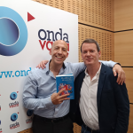 Julio Ceballos con Txema Gutiérrez en los estudios de ONDA VASCA