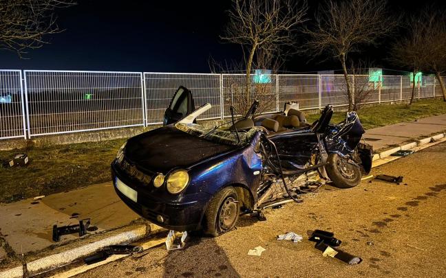 Estado en el que quedo el vehículo en el que fallecieron dos jóvenes en el transcurso de un a carrera ilegal en Júndiz en enero de 2024. NTM