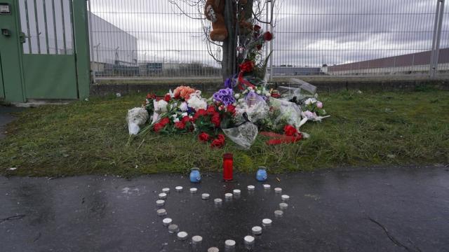 Flores y velas donde perdieron la vida Izaro y Cristian. ALEX LARRETXI