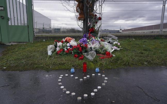 Flores y velas donde perdieron la vida Izaro y Cristian. ALEX LARRETXI