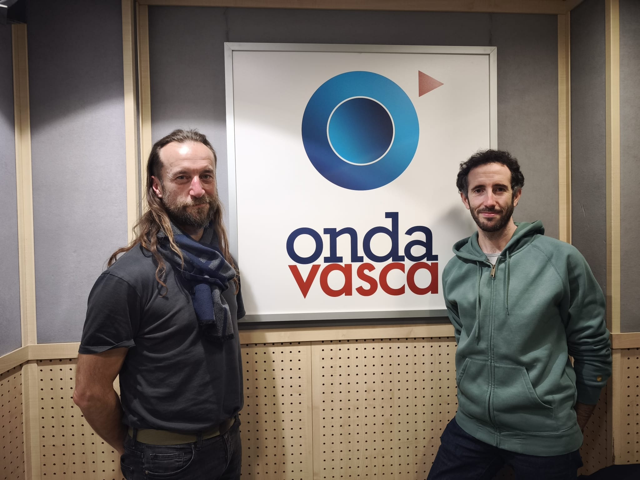Jamixel Bereau y Xan Errotabehere, Kalakan, en los estudios de Onda Vasca Donostia.