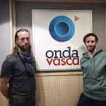Jamixel Bereau y Xan Errotabehere, Kalakan, en los estudios de Onda Vasca Donostia.