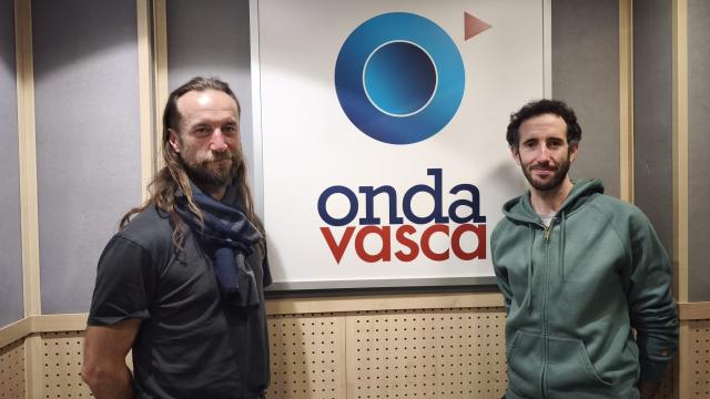 Jamixel Bereau y Xan Errotabehere, Kalakan, en los estudios de Onda Vasca Donostia.