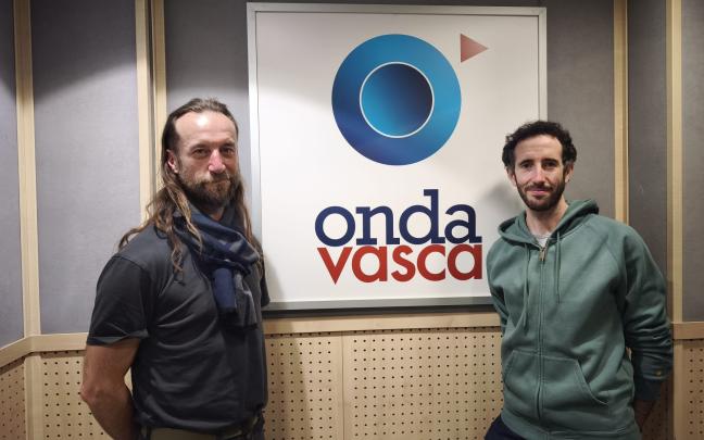 Jamixel Bereau y Xan Errotabehere, Kalakan, en los estudios de Onda Vasca Donostia.