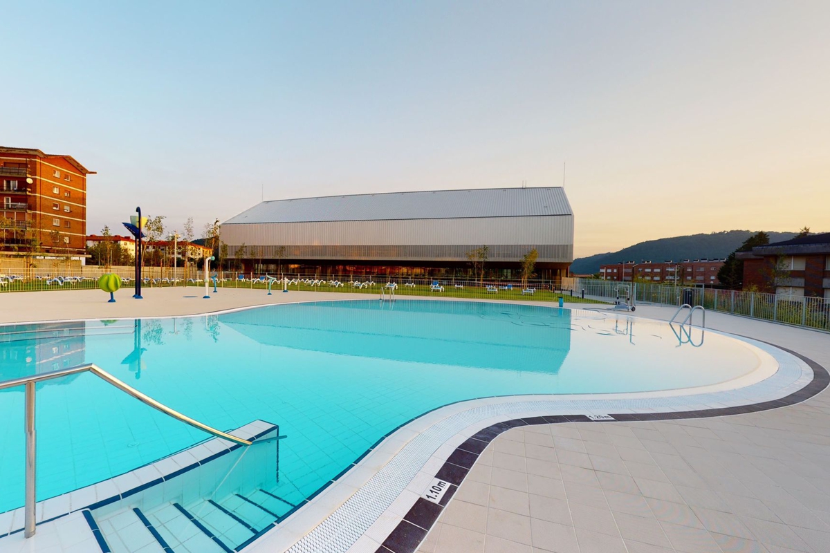 Piscina exterior del polideportivo de Altza