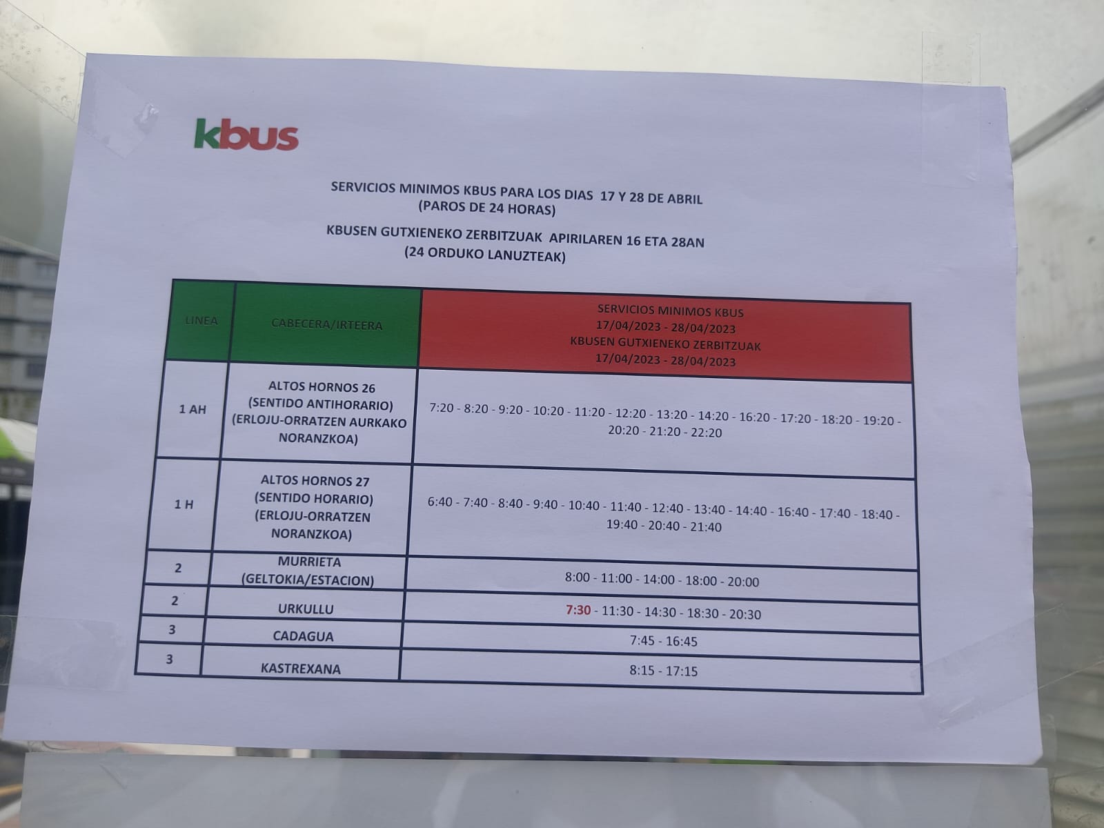 Cartel de servicios mínimos en las marquesinas del KBUS