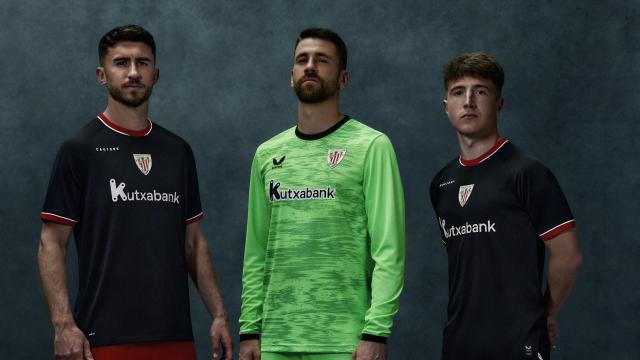 Aymeric Laporte, Unai Simón y Mikel Jauregizar posan con la nueva equipación