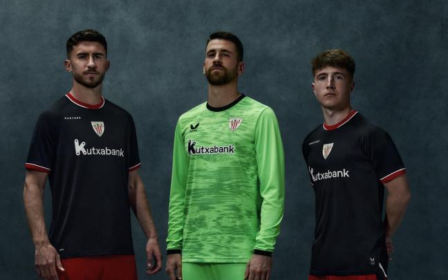 Aymeric Laporte, Unai Simón y Mikel Jauregizar posan con la nueva equipación