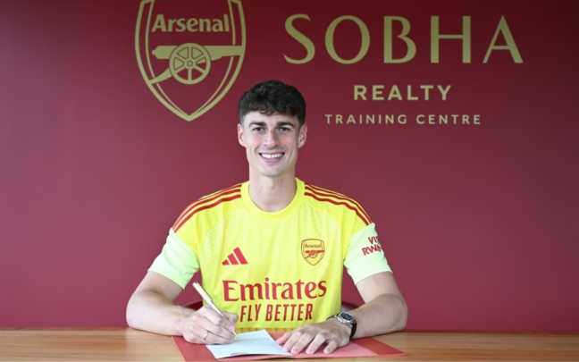 Kepa Arrizabalaga posando como nuevo jugador del Arsenal. Foto: Arsenal FC