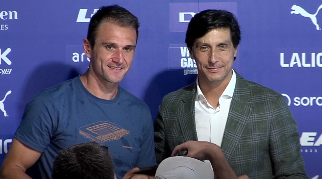 Kike García posa junto a Sergio Fernández durante el acto de su presentación. IMAGEN: Deportivo Alavés