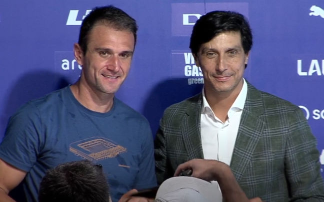 Kike García posa junto a Sergio Fernández durante el acto de su presentación. IMAGEN: Deportivo Alavés Kike García posa junto a Sergio Fernández durante el acto de su presentación. IMAGEN: Deportivo Alavés