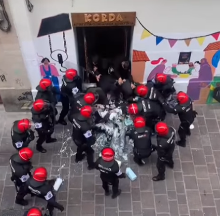 Momento en el que la Ertzaintza ha desalojado el espacio Korda. 
