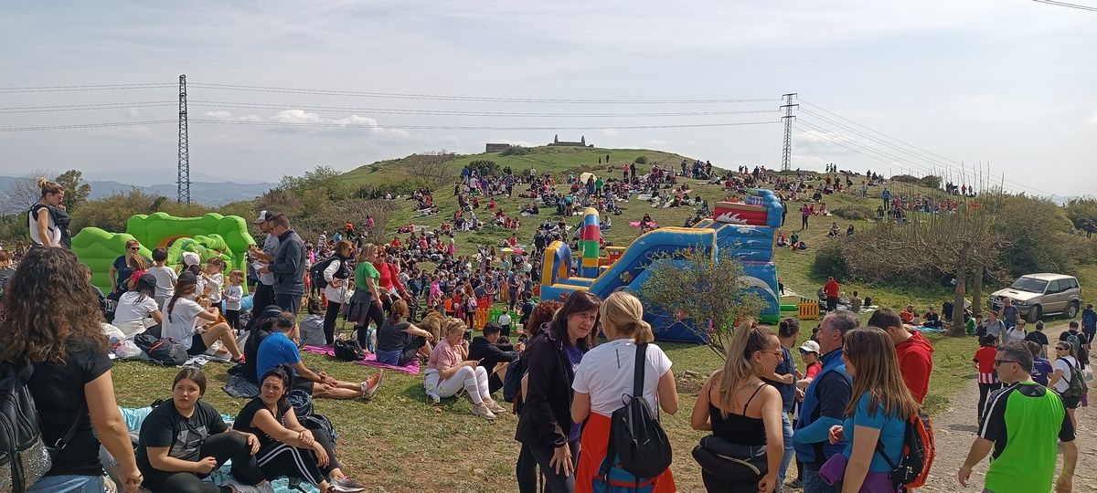 Santurtzi conquista el Serantes en una radiante romería de Cornites