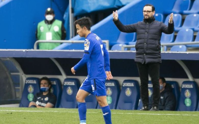 Bordalás y Kubo, durante un partido de la campaña 2020-21, con el japonés vistiendo la camiseta del Getafe
