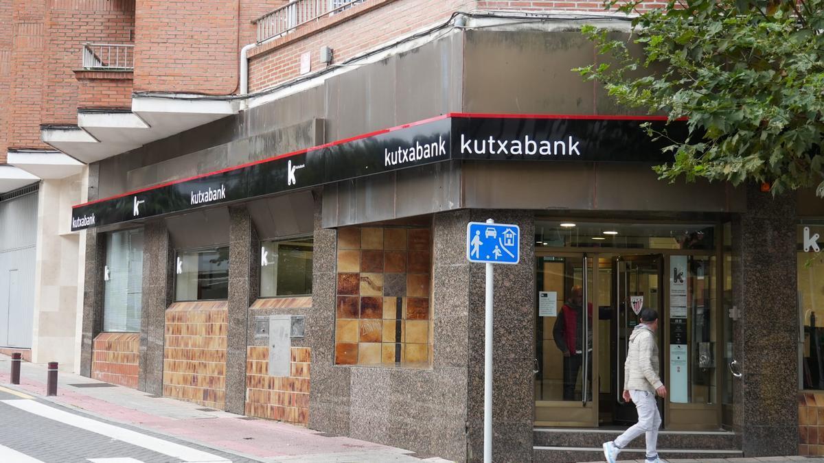 Imagen de la entrada de la sucursal de Kutxabank en Alonsotegi Jose Mari Martínez