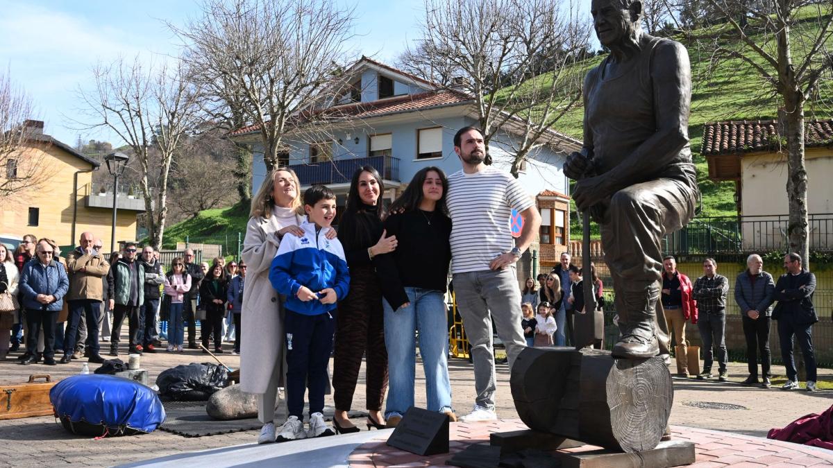 La alcaldesa Amaia del Campo junto a los nietos de Julián Larrea al descubrir la escultura 