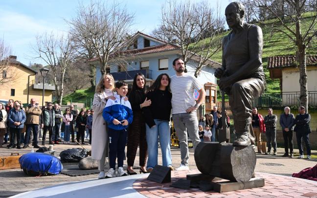 La alcaldesa Amaia del Campo junto a los nietos de Julián Larrea al descubrir la escultura 