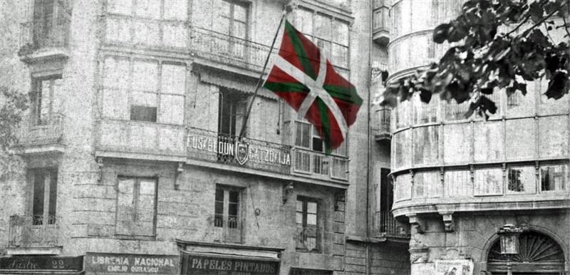 La bandera vasca, diseñada por los hermanos Arana Goiri, celebra su primer izado en Bilbao como emblema de la identidad y la libertad.