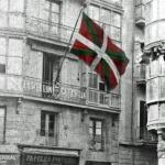 La bandera vasca, diseñada por los hermanos Arana Goiri, celebra su primer izado en Bilbao como emblema de la identidad y la libertad.
