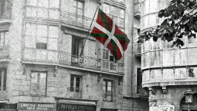 La bandera vasca, diseñada por los hermanos Arana Goiri, celebra su primer izado en Bilbao como emblema de la identidad y la libertad.