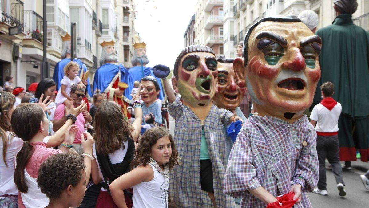 Comparsa de gigantes, cabezudos, caballos y sotas de las fiestas de La Blanca. DNA