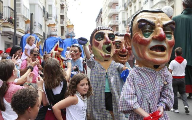 Comparsa de gigantes, cabezudos, caballos y sotas de las fiestas de La Blanca. DNA