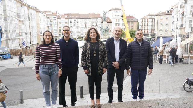 Paolo Galbiati y Tadas Sedekerskis, junto a Beatriz Artolazabal, Félix Fernández y Miriam Pereda, aficionada baskonista. Alex Larretxi