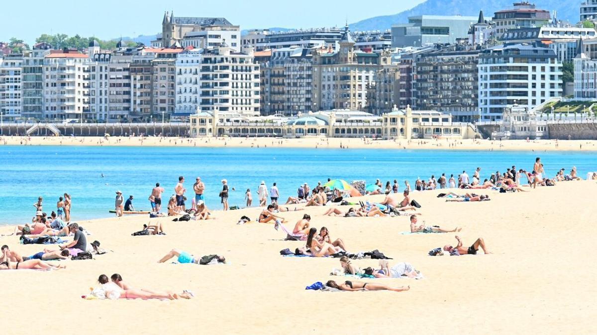 Imagen de la playa donostiarra de La Concha, en el centro de la ciudad