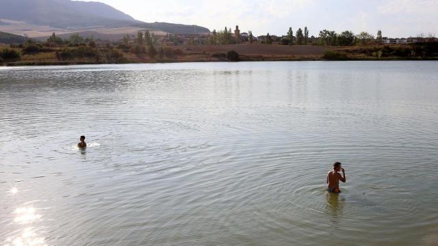 Personas bañandose en la balsa de La Morea. Javier Bergasa
