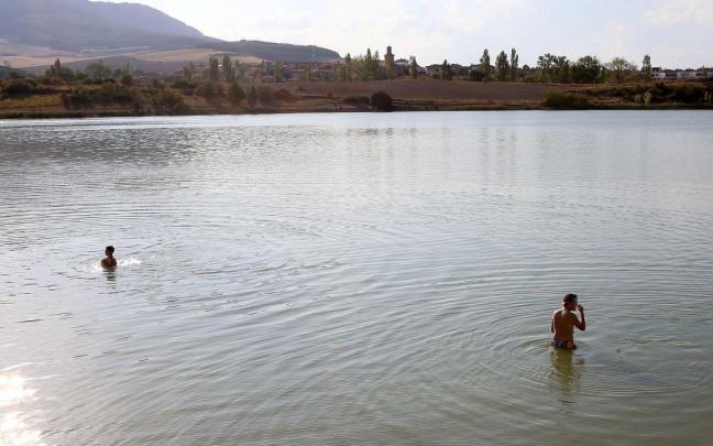 Personas bañandose en la balsa de La Morea. Javier Bergasa