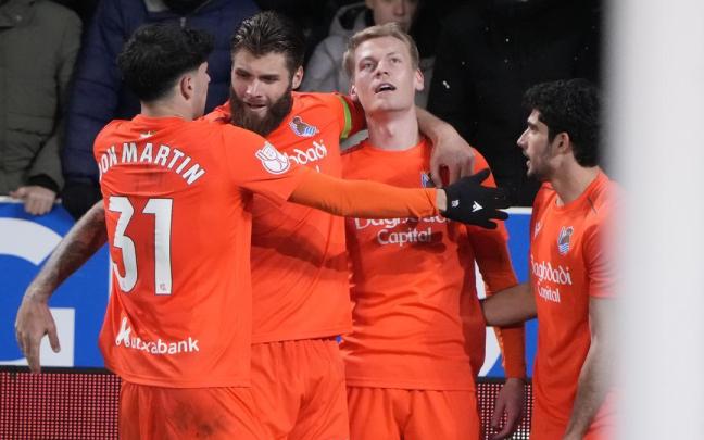 La Real celebra el gol de Oskarsson. ADRIÁN RUIZ HIERRO