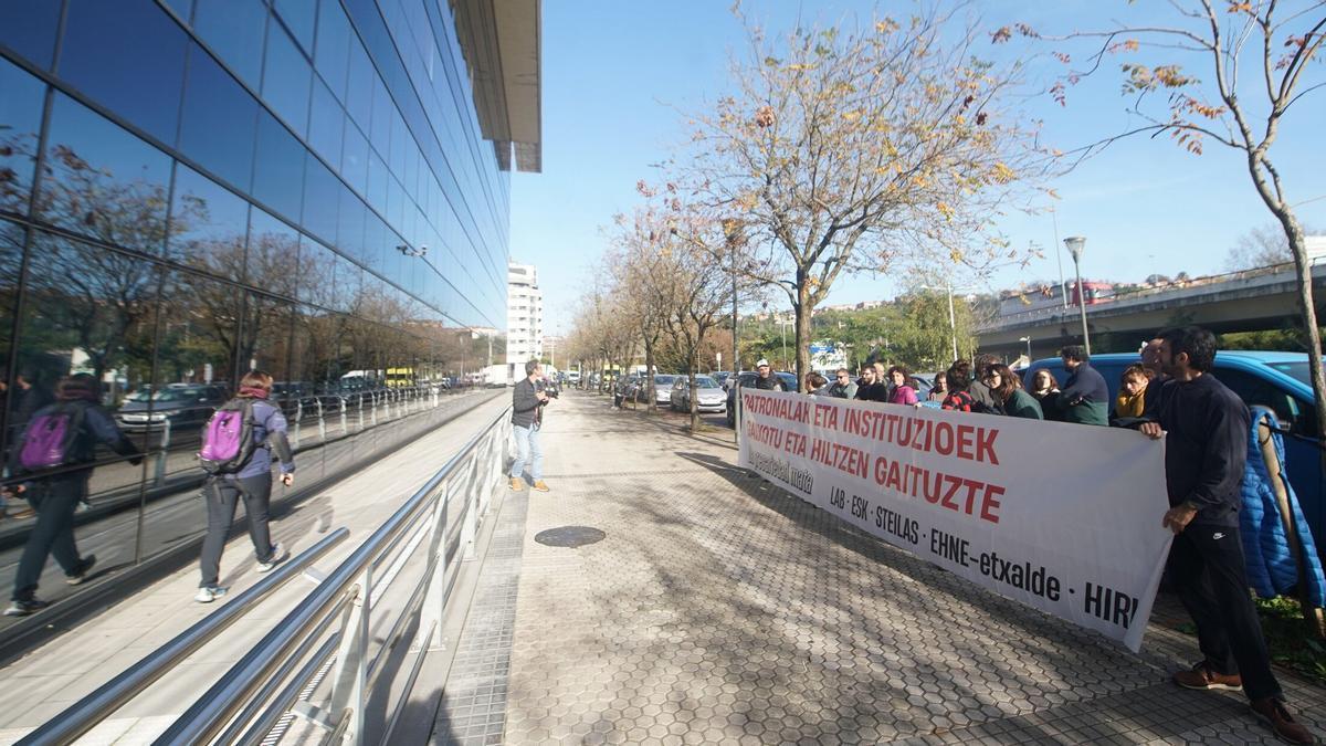 Protesta sindical contra la precariedad frente a la Seguridad Social de Donostia. Ruben Plaza