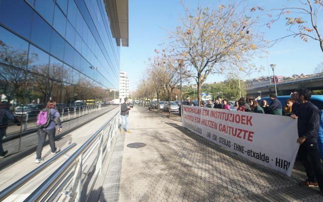 Protesta sindical contra la precariedad frente a la Seguridad Social de Donostia. Ruben Plaza Protesta sindical contra la precariedad frente a la Seguridad Social de Donostia. Ruben Plaza