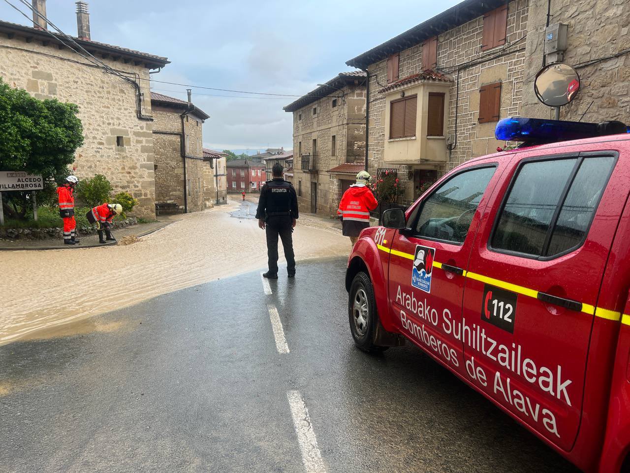 Bomberos de Álava trabajando en Lantaron.