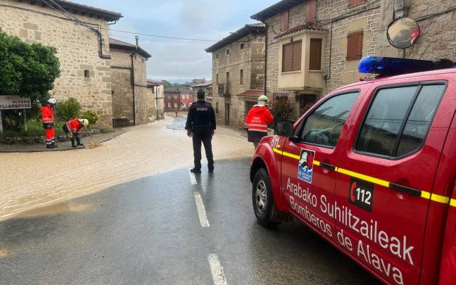 Bomberos de Álava trabajando en Lantaron. Bomberos de Álava trabajando en Lantaron.