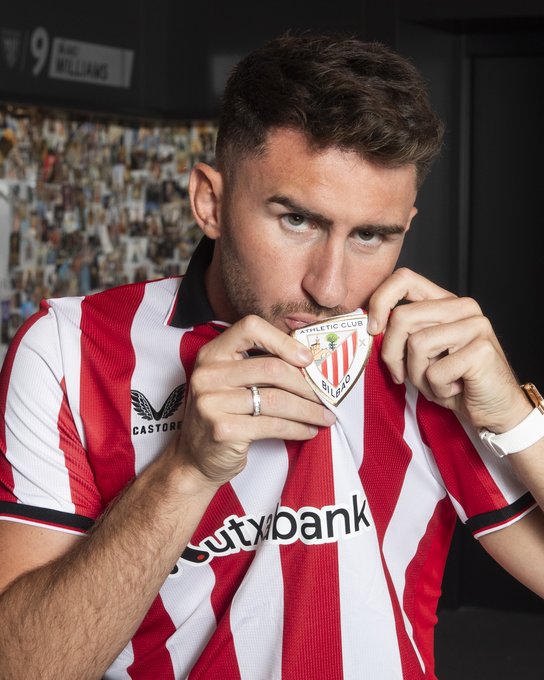 Aymeric Laporte besa el escudo del Athletic. ATHLETIC X