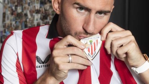 Aymeric Laporte besa el escudo del Athletic. ATHLETIC X