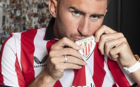 Aymeric Laporte besa el escudo del Athletic. ATHLETIC X