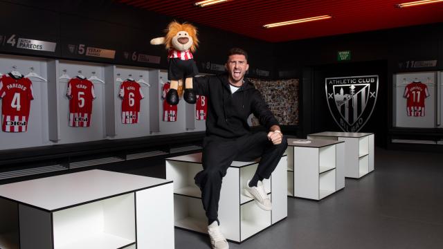 Aymeric Laporte posa con el león del Athletic. ATHLETIC X