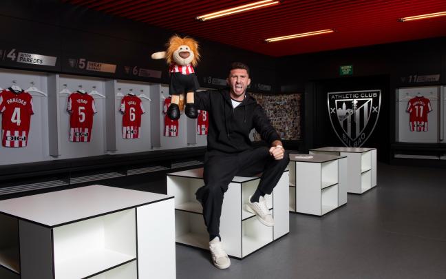 Aymeric Laporte posa con el león del Athletic. ATHLETIC X